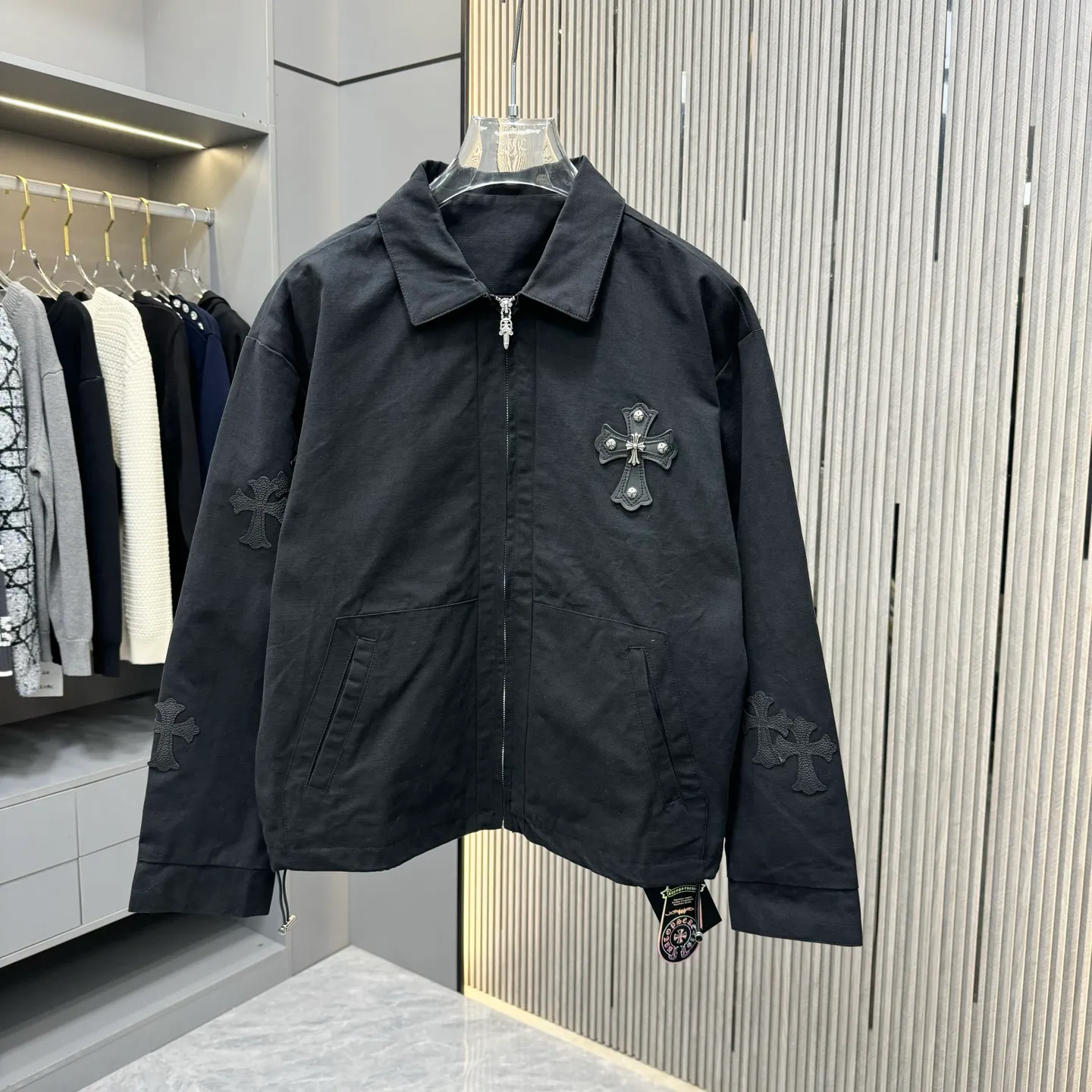 🅿️410 CH Croxin is first launched on the official website. It is rarely available through trade channels and overseas high-quality products are sold in limited quantities. An example of a classic jacket product, the trademark with dark patterns all over the body highlights the brand recognition. This jacket is both warm and lightweight. The latest model is launched in the same style at the counter. The ultra-authentic upper body instantly transforms into an oppa. The simple and fashionable three-dimensional tailoring has unique craftsmanship. The upper body effect is excellent and shows a confident temperament. In addition to daily leisure, it can also be worn for outdoor sports. It is also a good choice for travel. It is relaxed and casual and shows a masculine temperament. Color: Black Size: S/M/L/Xl/XXl